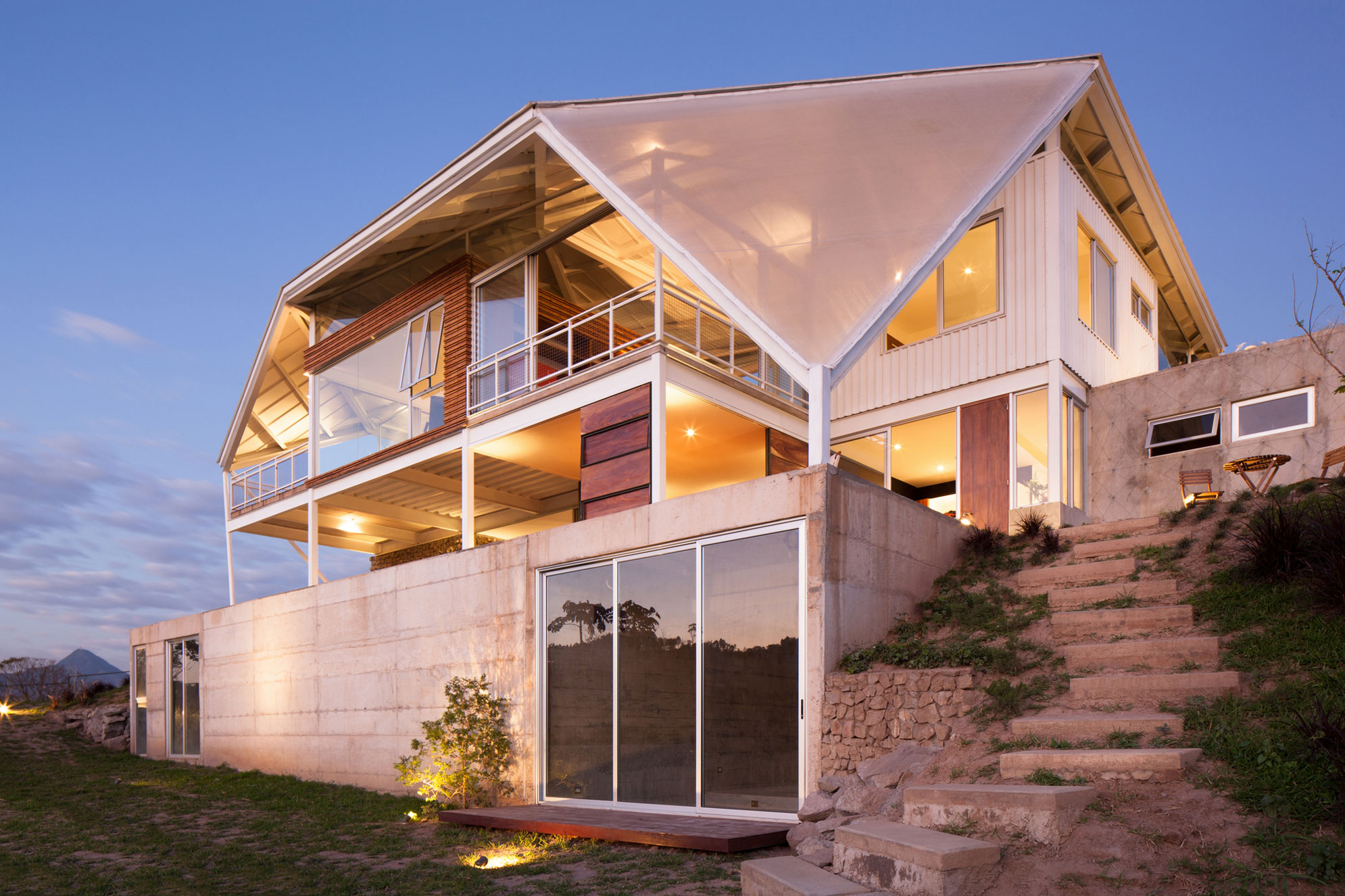 A Spacious and Airy House with a Sculptural Roof and Terraces in El Salvador by Cincopatasalgato (11)