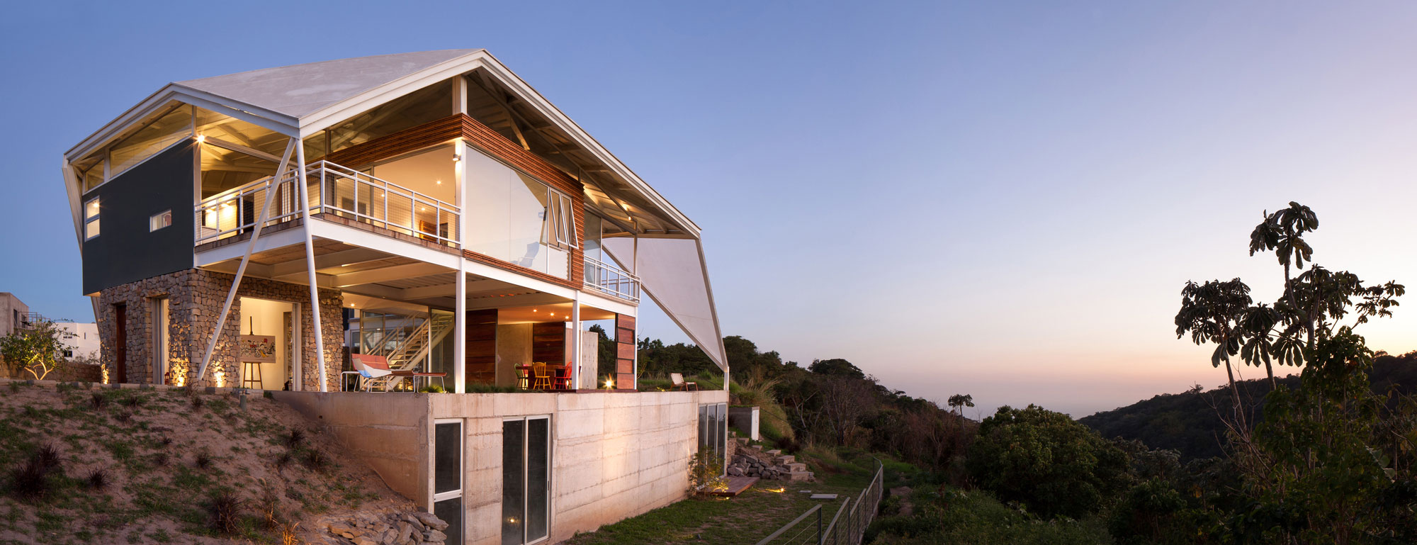 A Spacious and Airy House with a Sculptural Roof and Terraces in El Salvador by Cincopatasalgato (12)