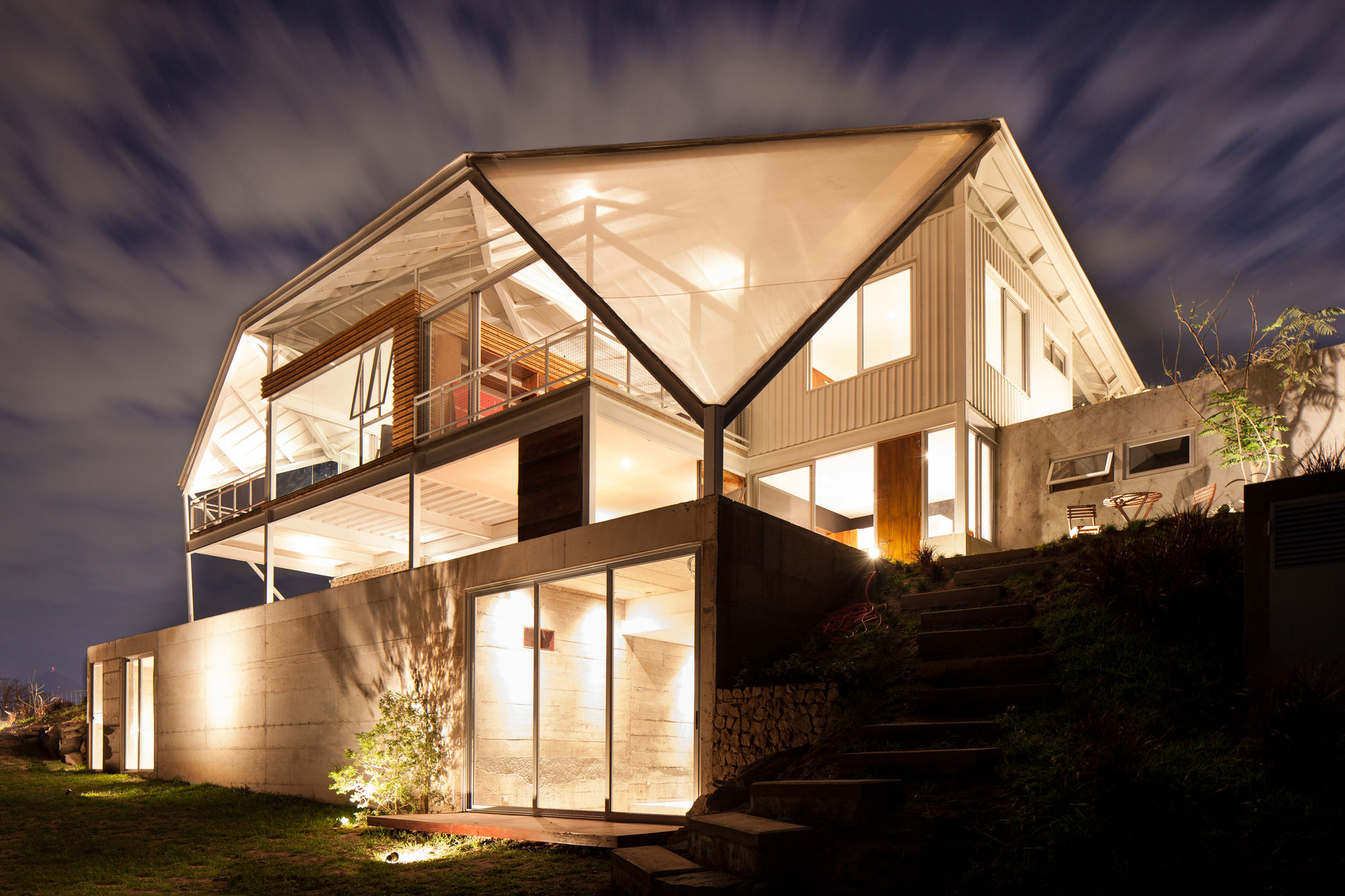 A Spacious and Airy House with a Sculptural Roof and Terraces in El Salvador by Cincopatasalgato (13)