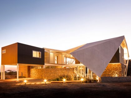 A Spacious and Airy House with a Sculptural Roof and Terraces in El Salvador by Cincopatasalgato (14)