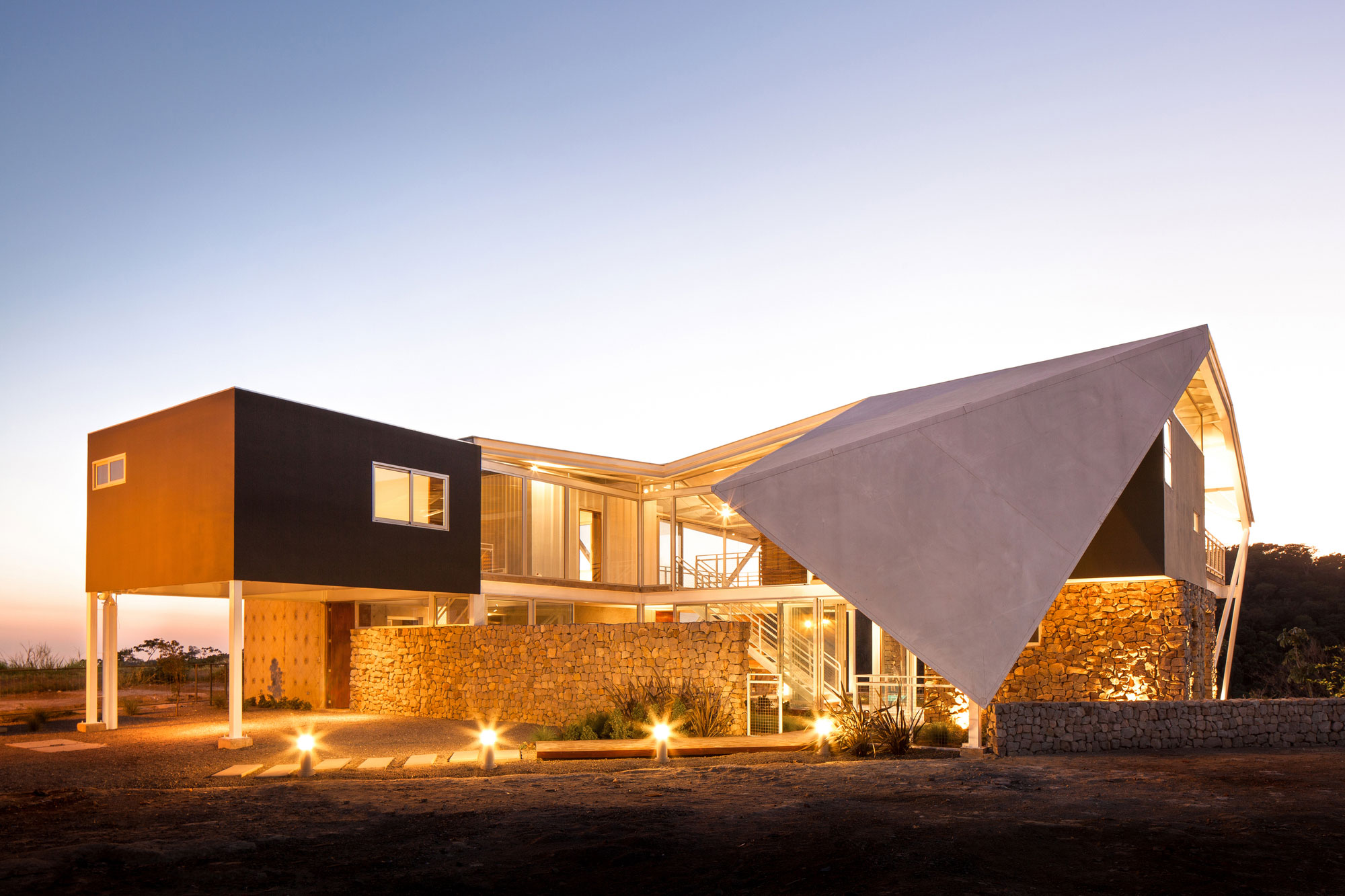 A Spacious and Airy House with a Sculptural Roof and Terraces in El Salvador by Cincopatasalgato (14)