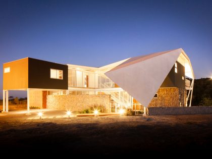 A Spacious and Airy House with a Sculptural Roof and Terraces in El Salvador by Cincopatasalgato (15)