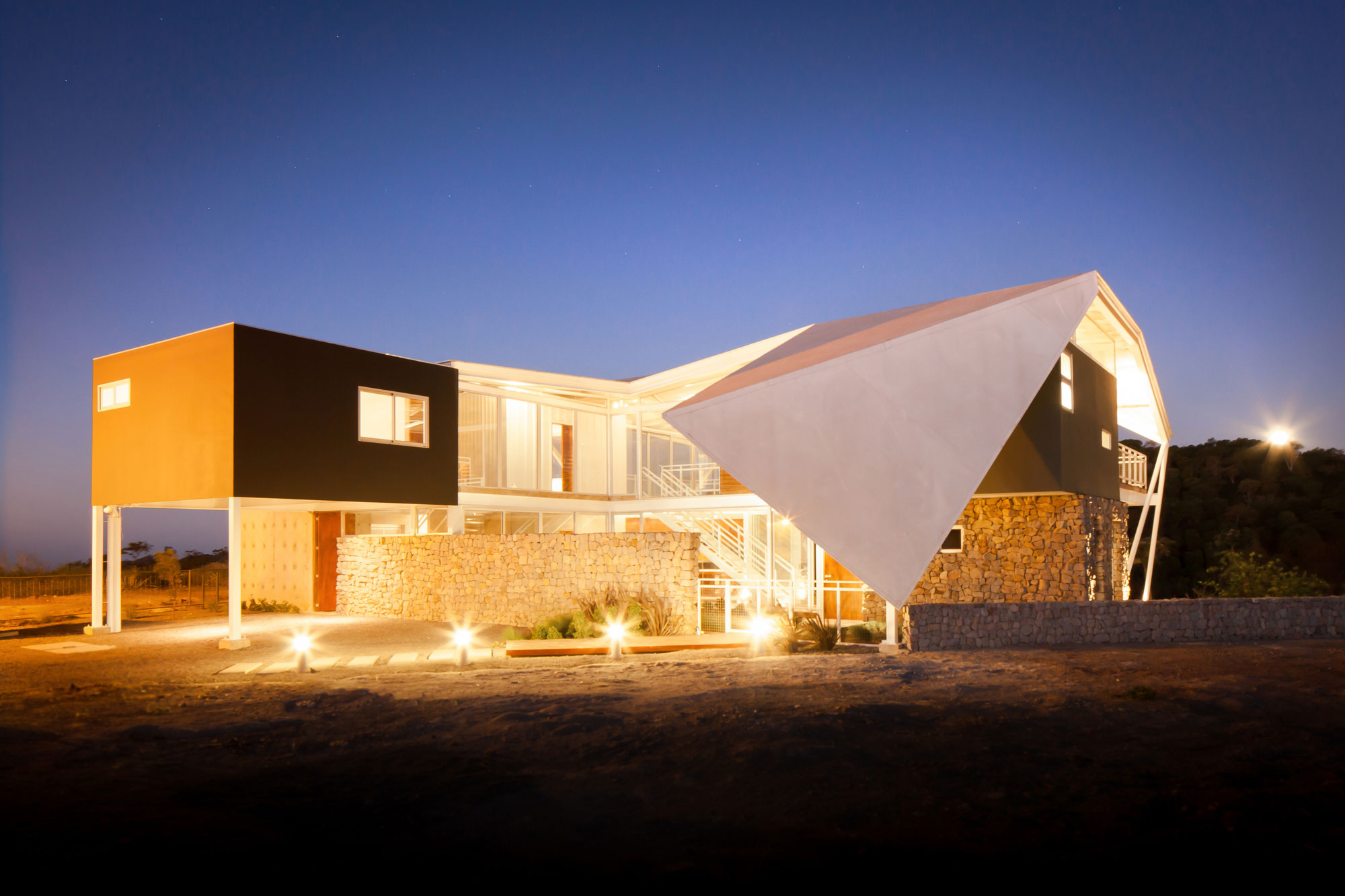 A Spacious and Airy House with a Sculptural Roof and Terraces in El Salvador by Cincopatasalgato (15)
