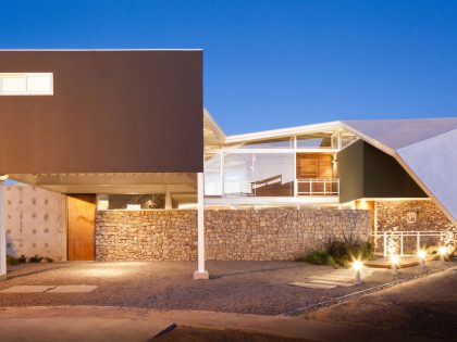 A Spacious and Airy House with a Sculptural Roof and Terraces in El Salvador by Cincopatasalgato (16)