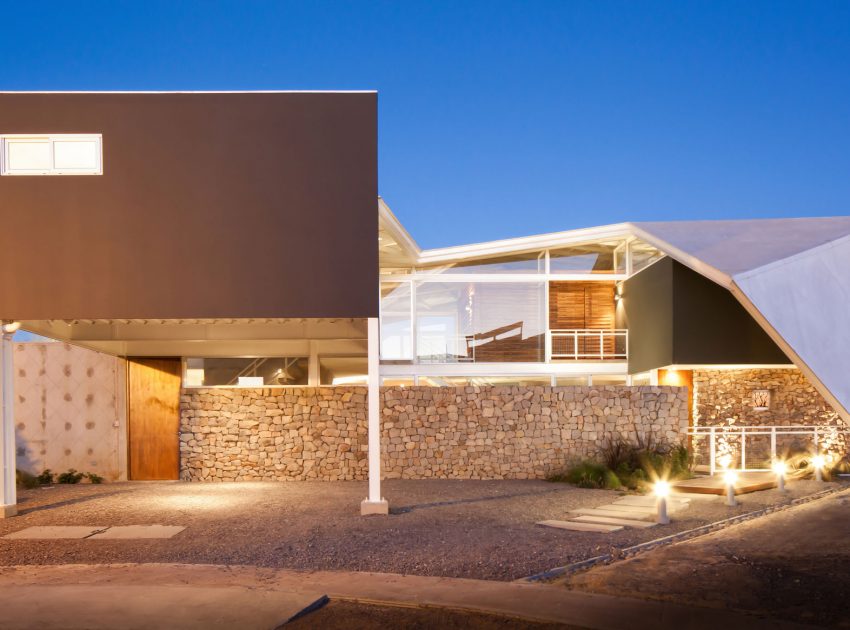 A Spacious and Airy House with a Sculptural Roof and Terraces in El Salvador by Cincopatasalgato (16)