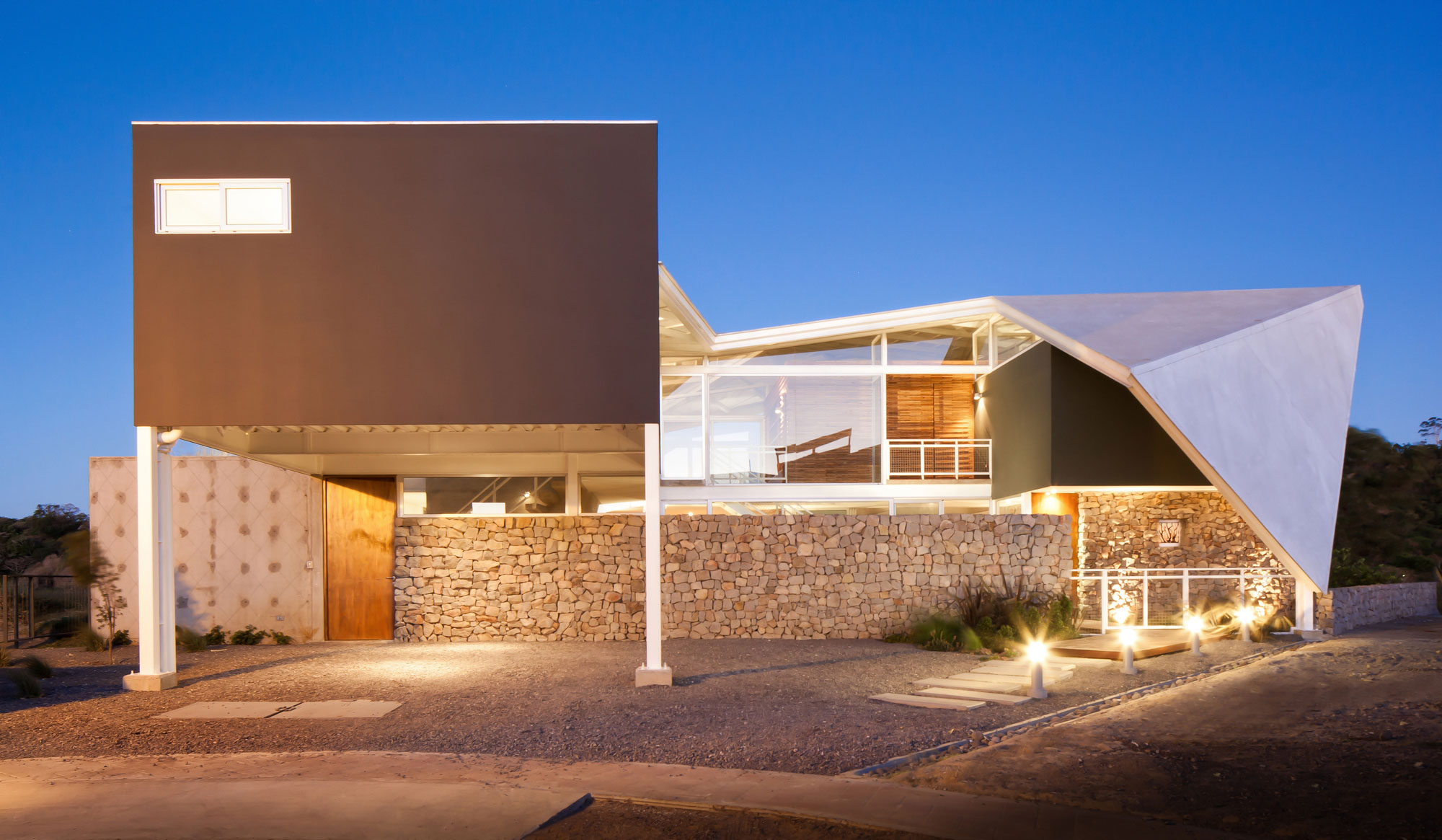 A Spacious and Airy House with a Sculptural Roof and Terraces in El Salvador by Cincopatasalgato (16)