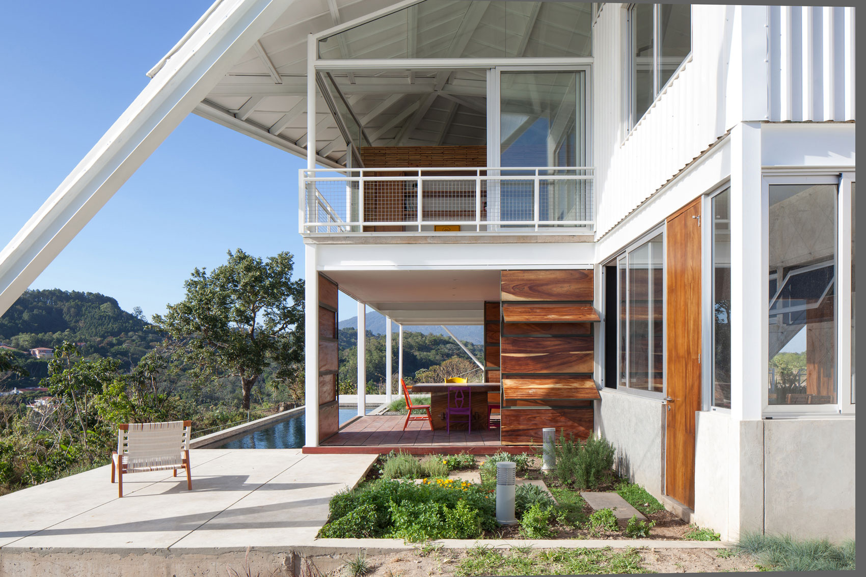 A Spacious and Airy House with a Sculptural Roof and Terraces in El Salvador by Cincopatasalgato (2)