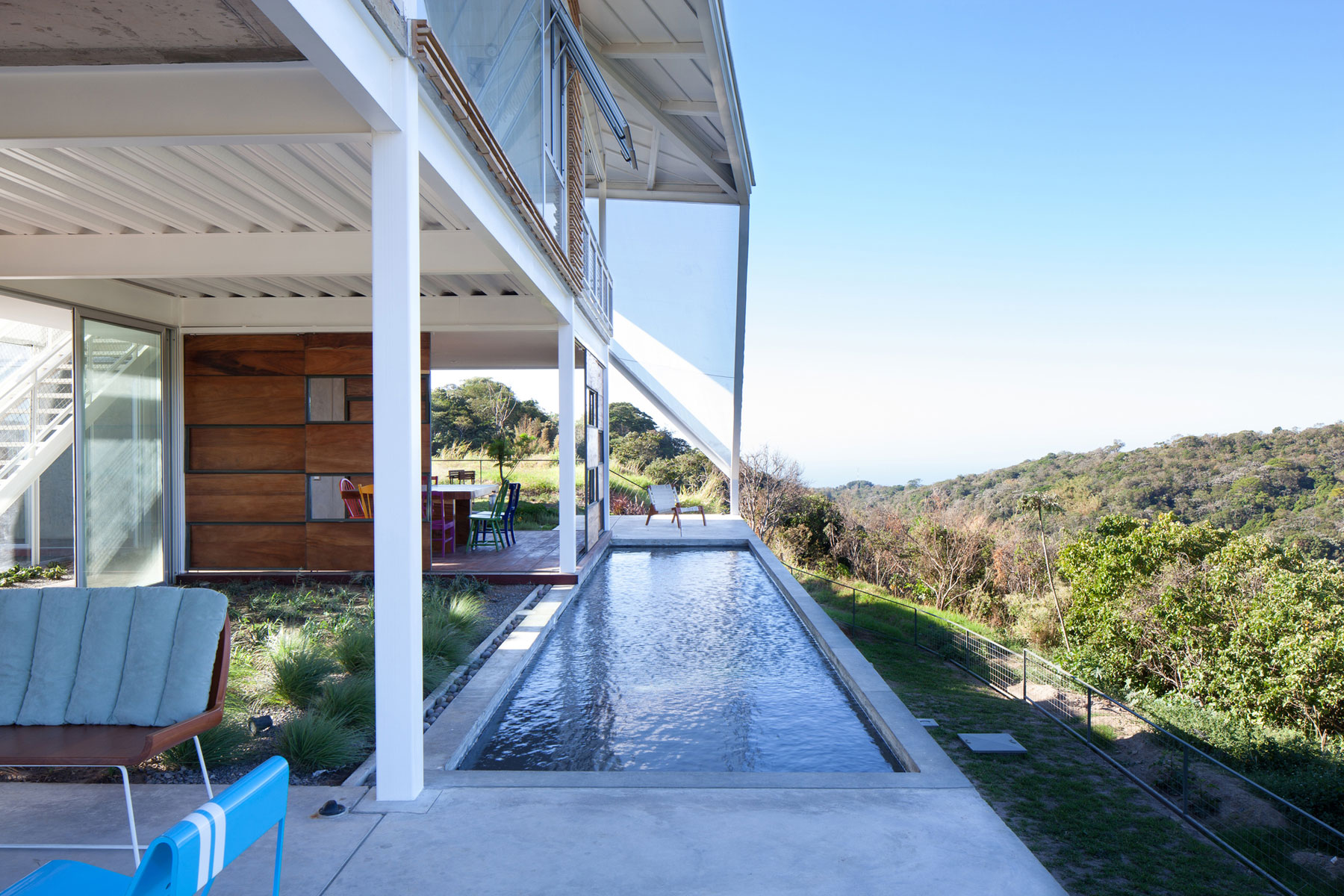 A Spacious and Airy House with a Sculptural Roof and Terraces in El Salvador by Cincopatasalgato (3)