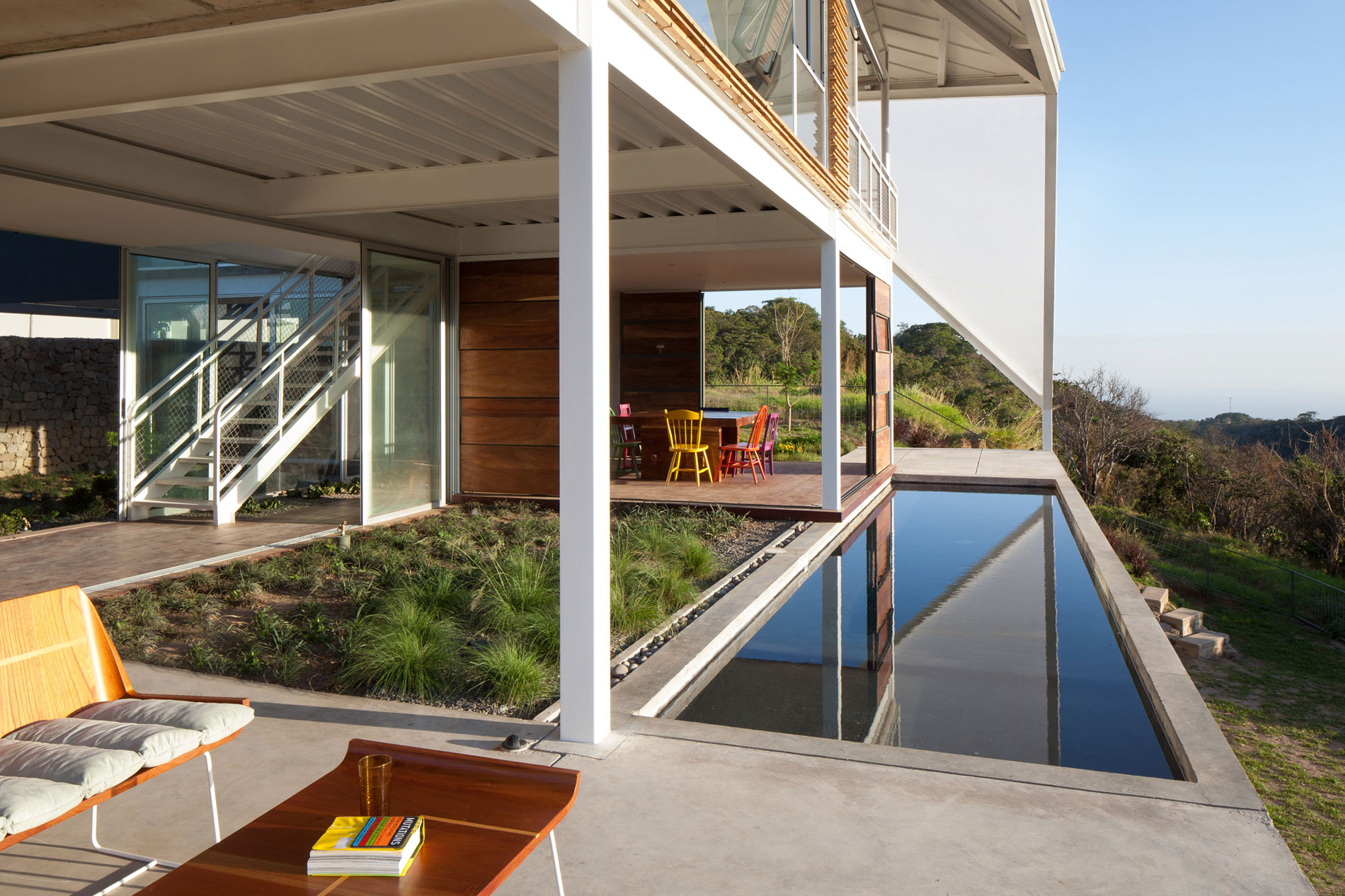 A Spacious and Airy House with a Sculptural Roof and Terraces in El Salvador by Cincopatasalgato (4)