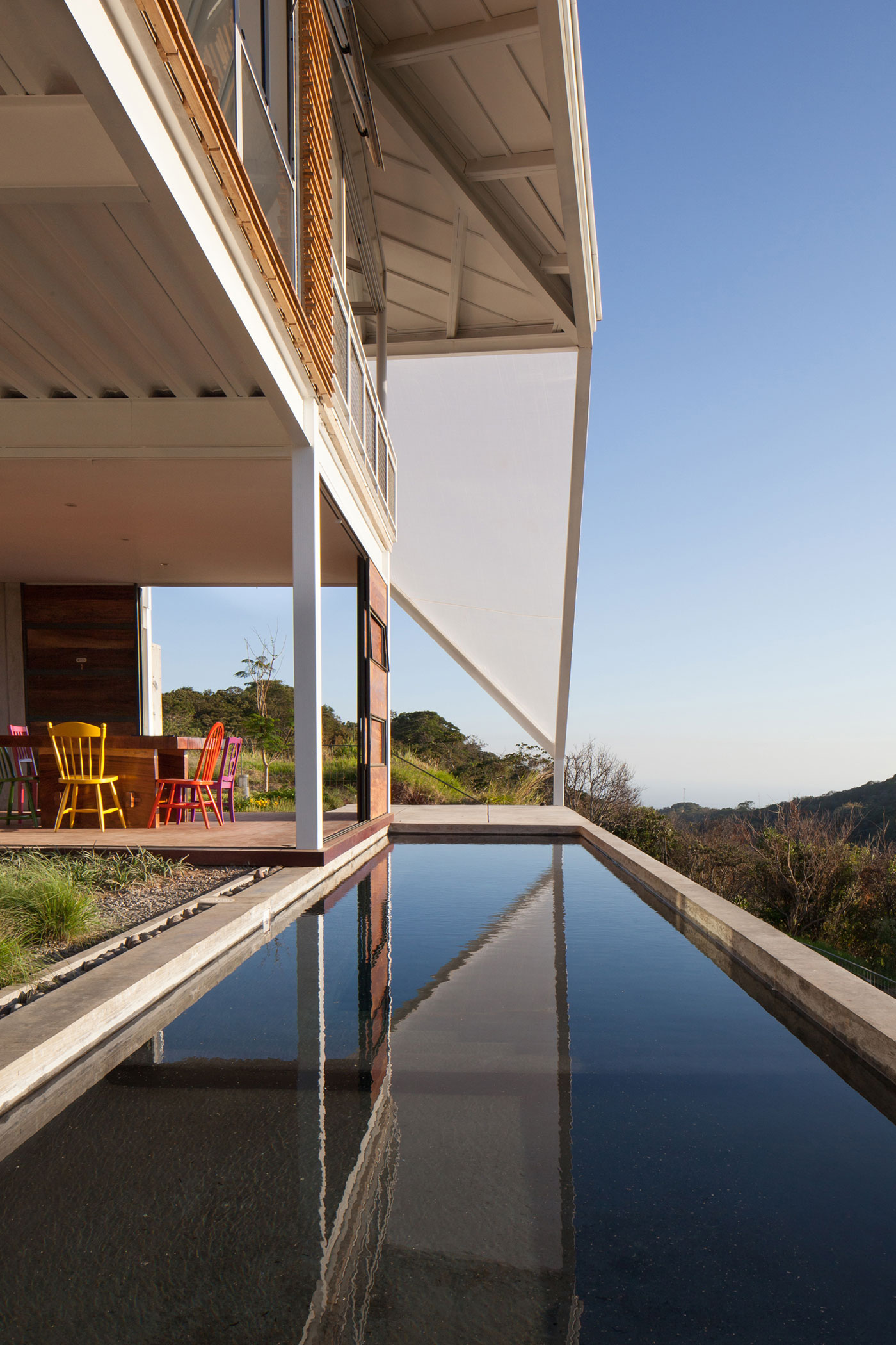 A Spacious and Airy House with a Sculptural Roof and Terraces in El Salvador by Cincopatasalgato (5)