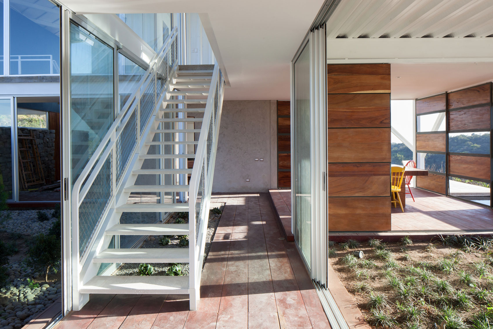 A Spacious and Airy House with a Sculptural Roof and Terraces in El Salvador by Cincopatasalgato (9)