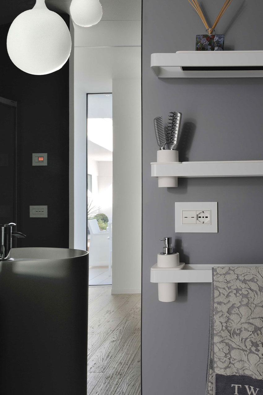 A Spacious and Bright Modern Home in Porto Viro, Italy by Davide Ferro (13)