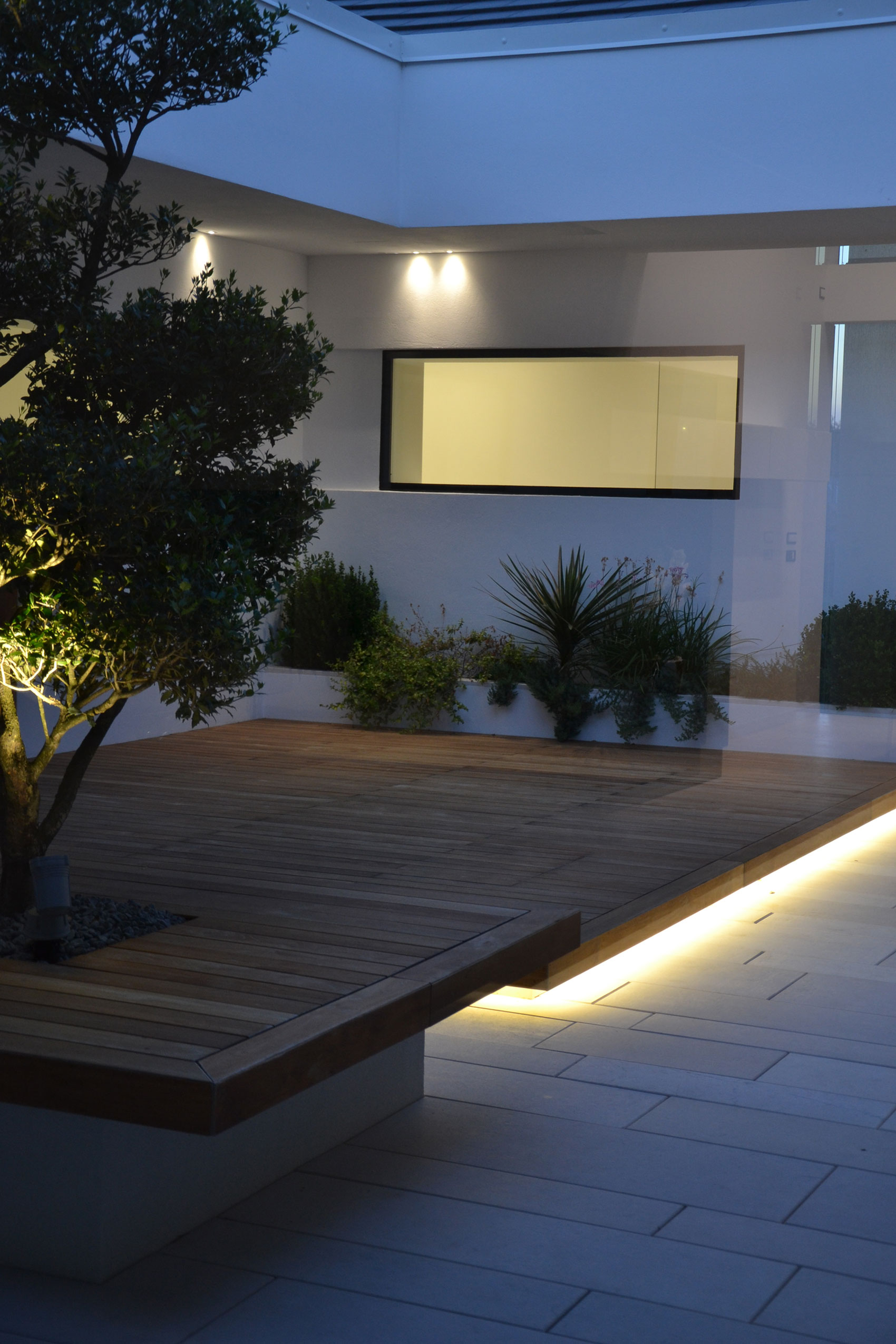 A Spacious and Bright Modern Home in Porto Viro, Italy by Davide Ferro (17)