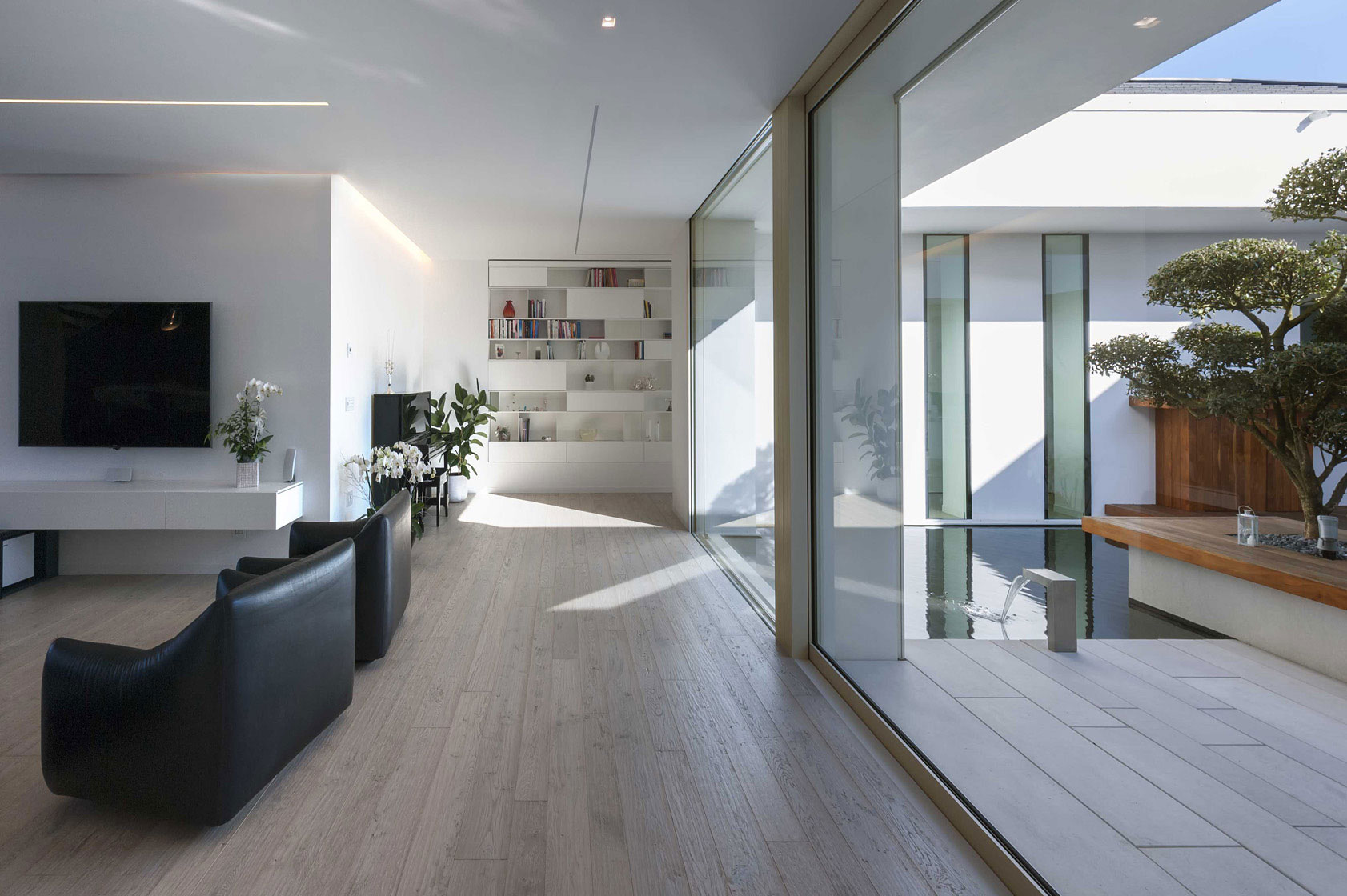 A Spacious and Bright Modern Home in Porto Viro, Italy by Davide Ferro (3)