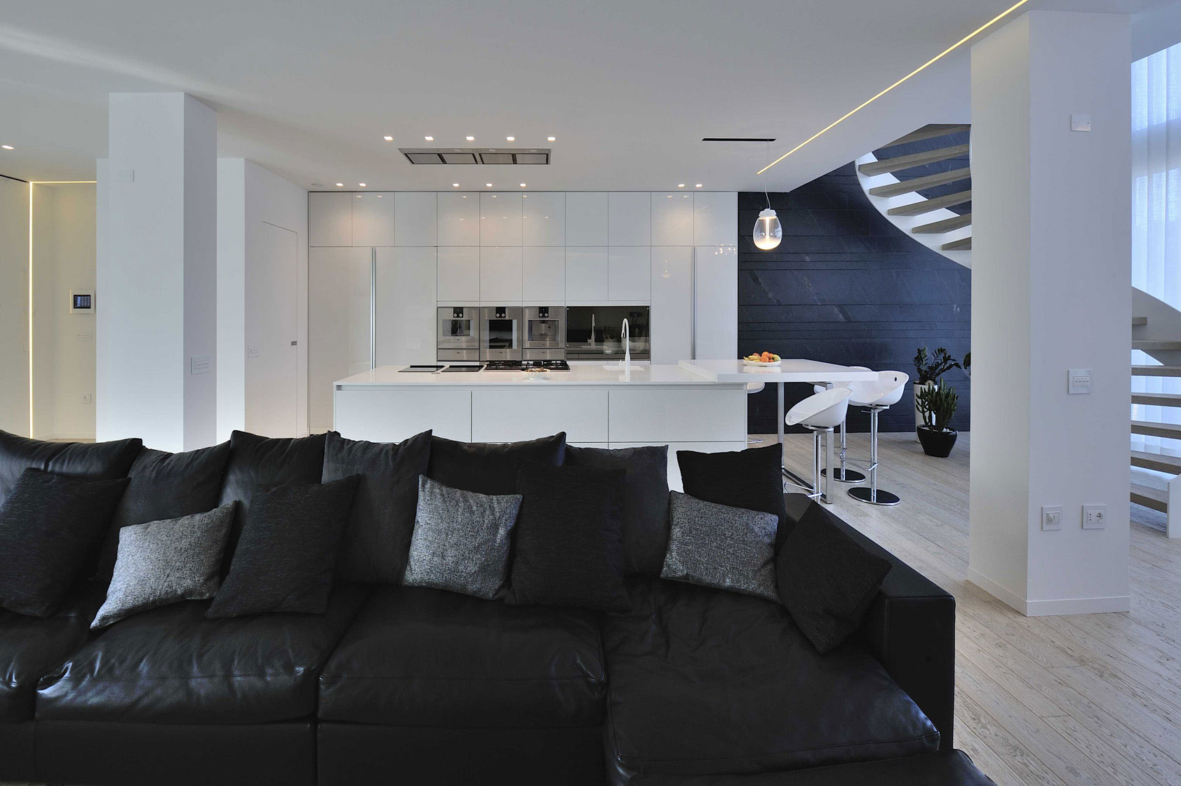 A Spacious and Bright Modern Home in Porto Viro, Italy by Davide Ferro (5)