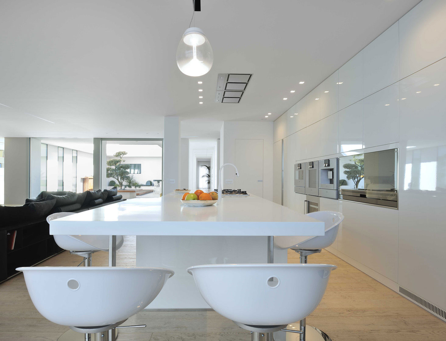 A Spacious and Bright Modern Home in Porto Viro, Italy by Davide Ferro (6)