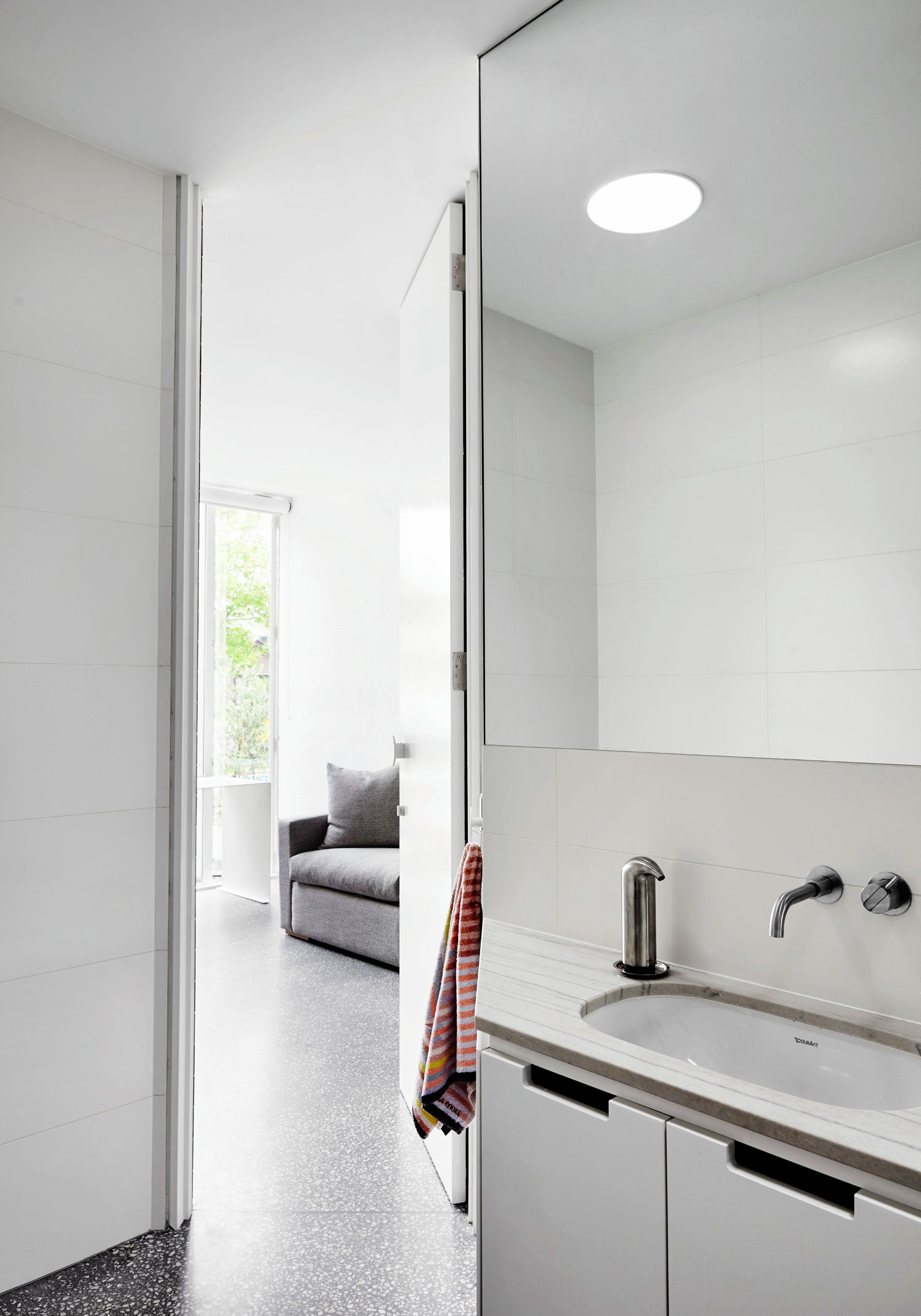 A Spacious and Compact Contemporary Family Home in Melbourne by Austin Maynard Architects (31)