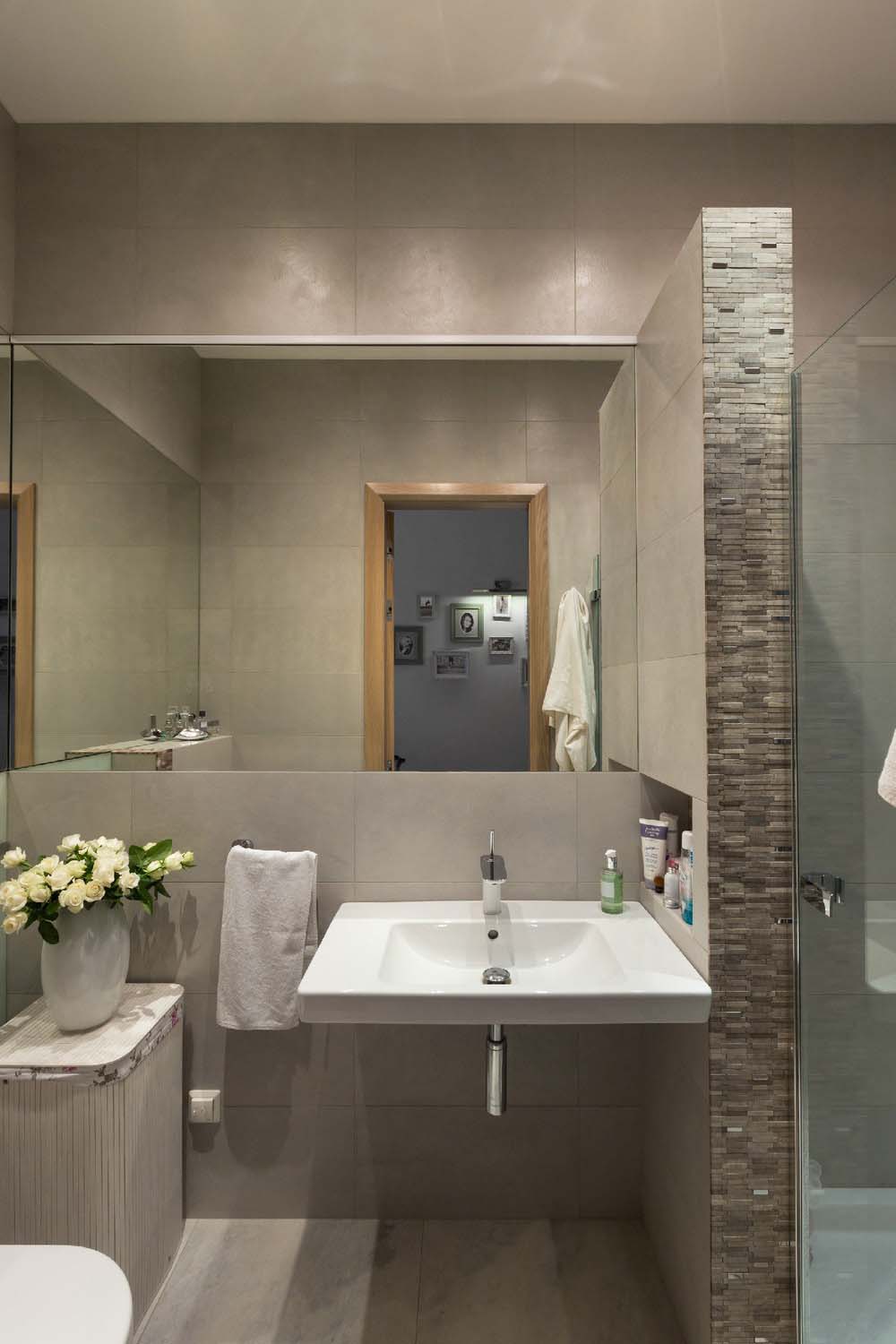 A Spacious and Modern Monochrome Apartment in Kharkov, Ukraine by Larisa Nikitenko (19)