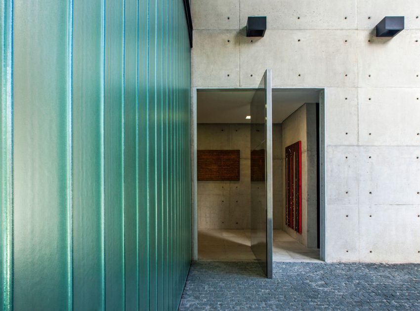 A Spacious and Stylish Contemporary Home for a Couple and Two Girls in Curitiba by Marcos Bertoldi Arquitetos (12)