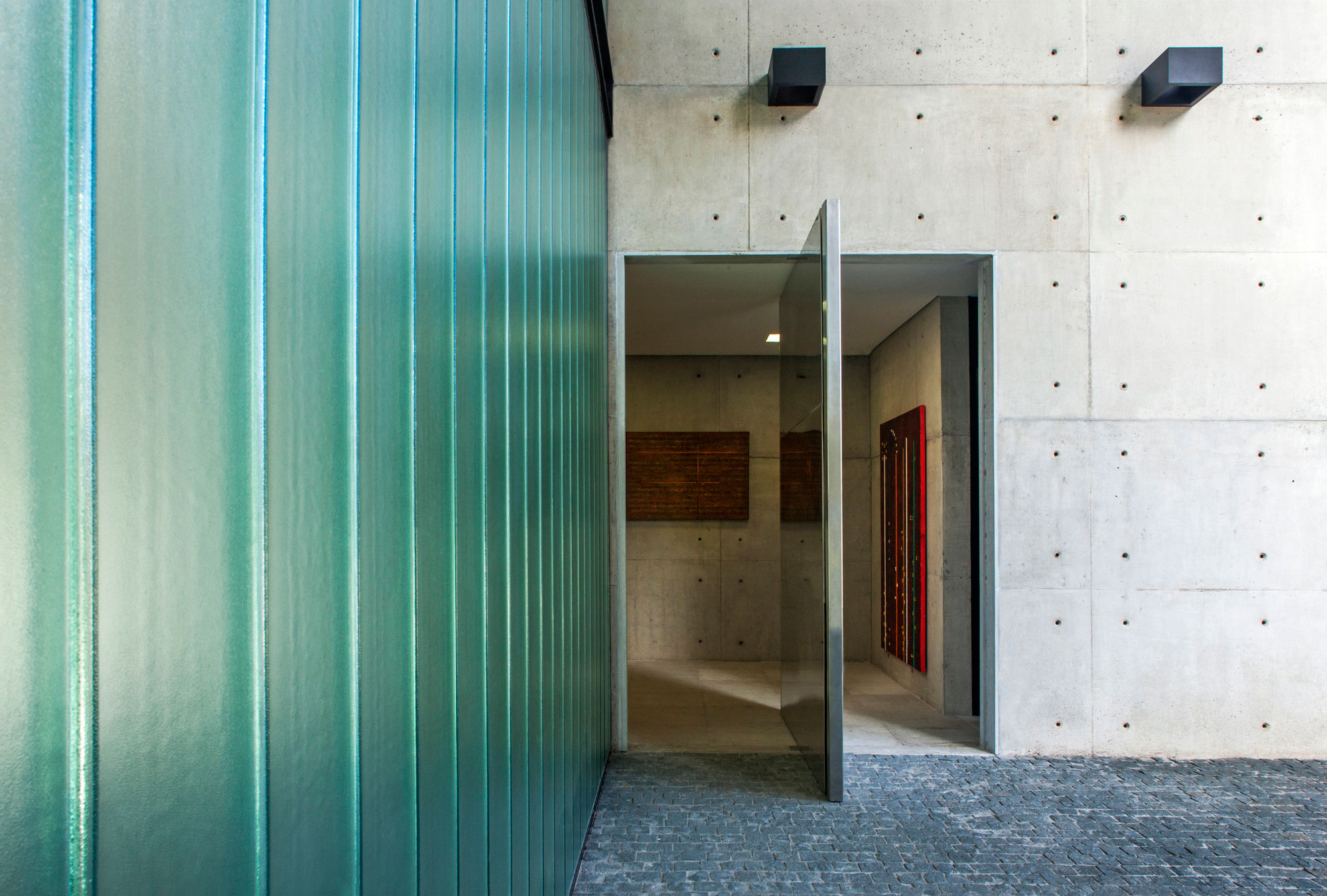 A Spacious and Stylish Contemporary Home for a Couple and Two Girls in Curitiba by Marcos Bertoldi Arquitetos (12)