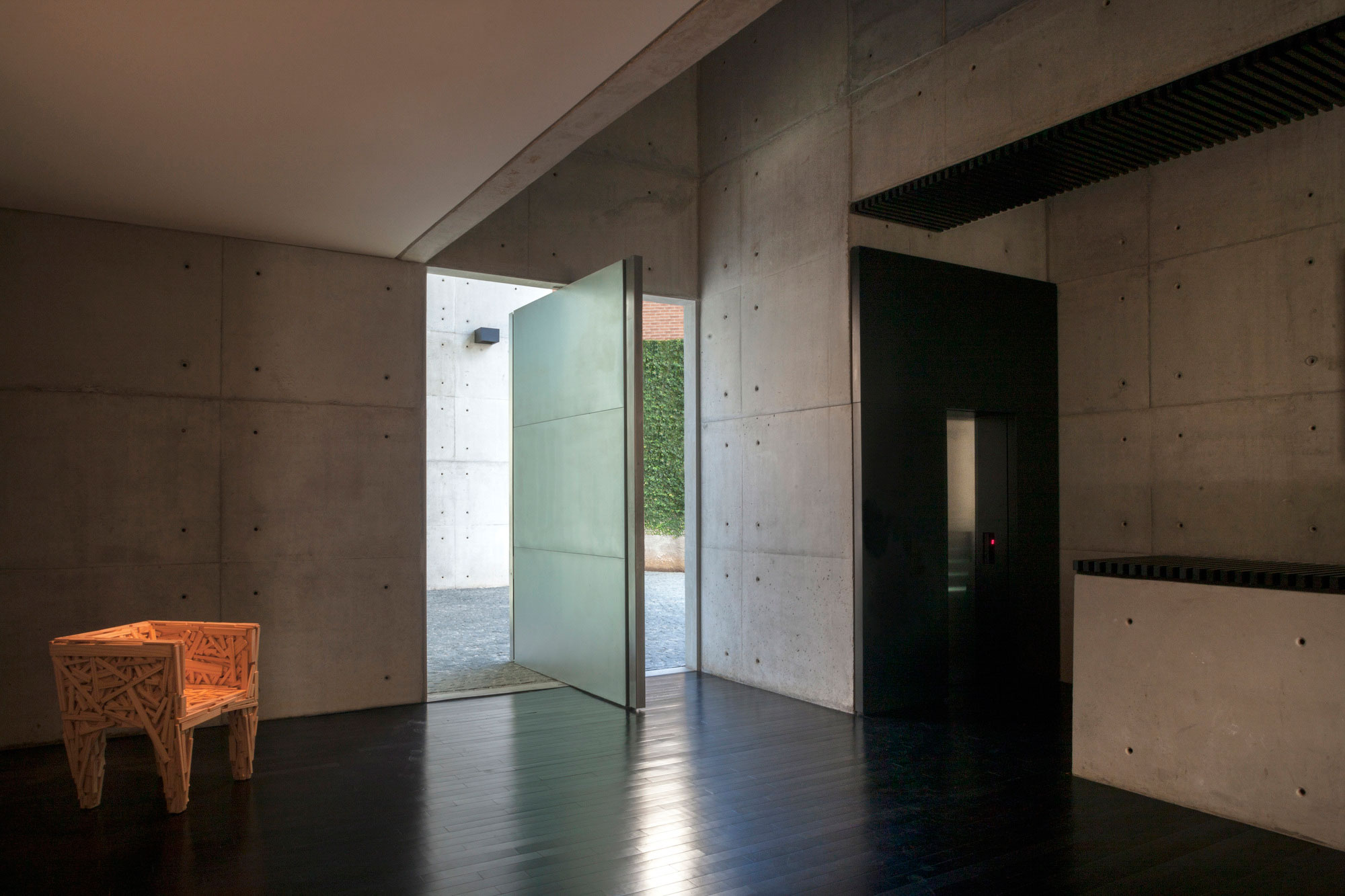 A Spacious and Stylish Contemporary Home for a Couple and Two Girls in Curitiba by Marcos Bertoldi Arquitetos (13)
