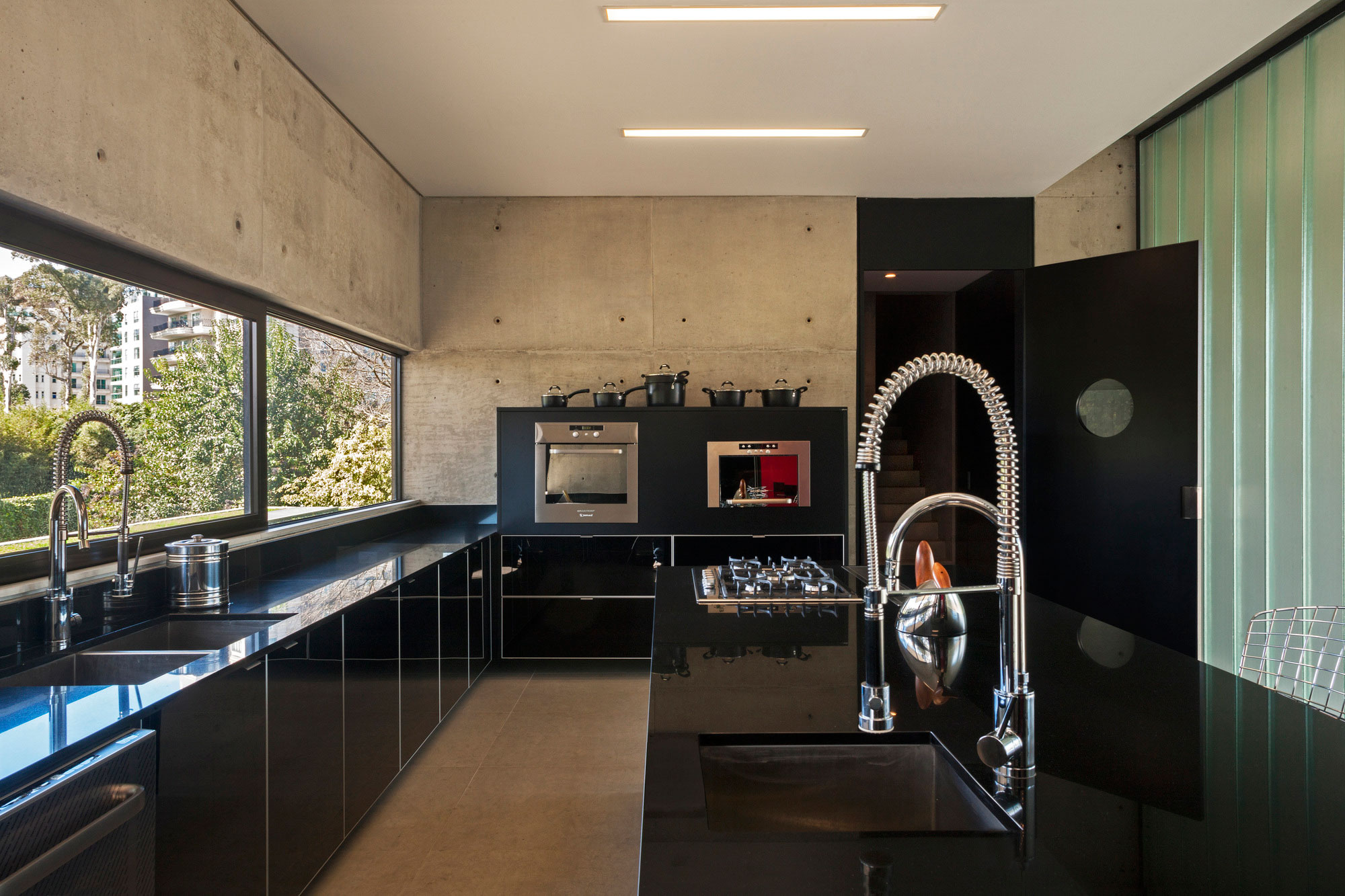 A Spacious and Stylish Contemporary Home for a Couple and Two Girls in Curitiba by Marcos Bertoldi Arquitetos (23)