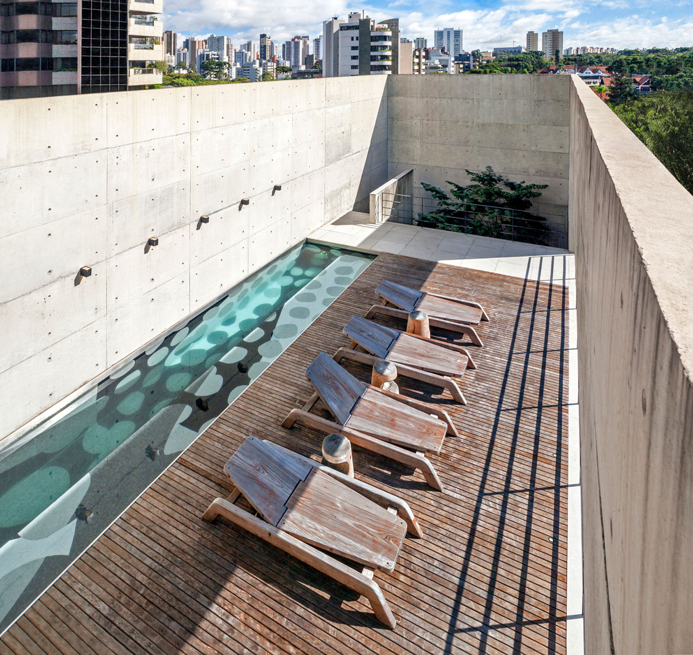 A Spacious and Stylish Contemporary Home for a Couple and Two Girls in Curitiba by Marcos Bertoldi Arquitetos (4)