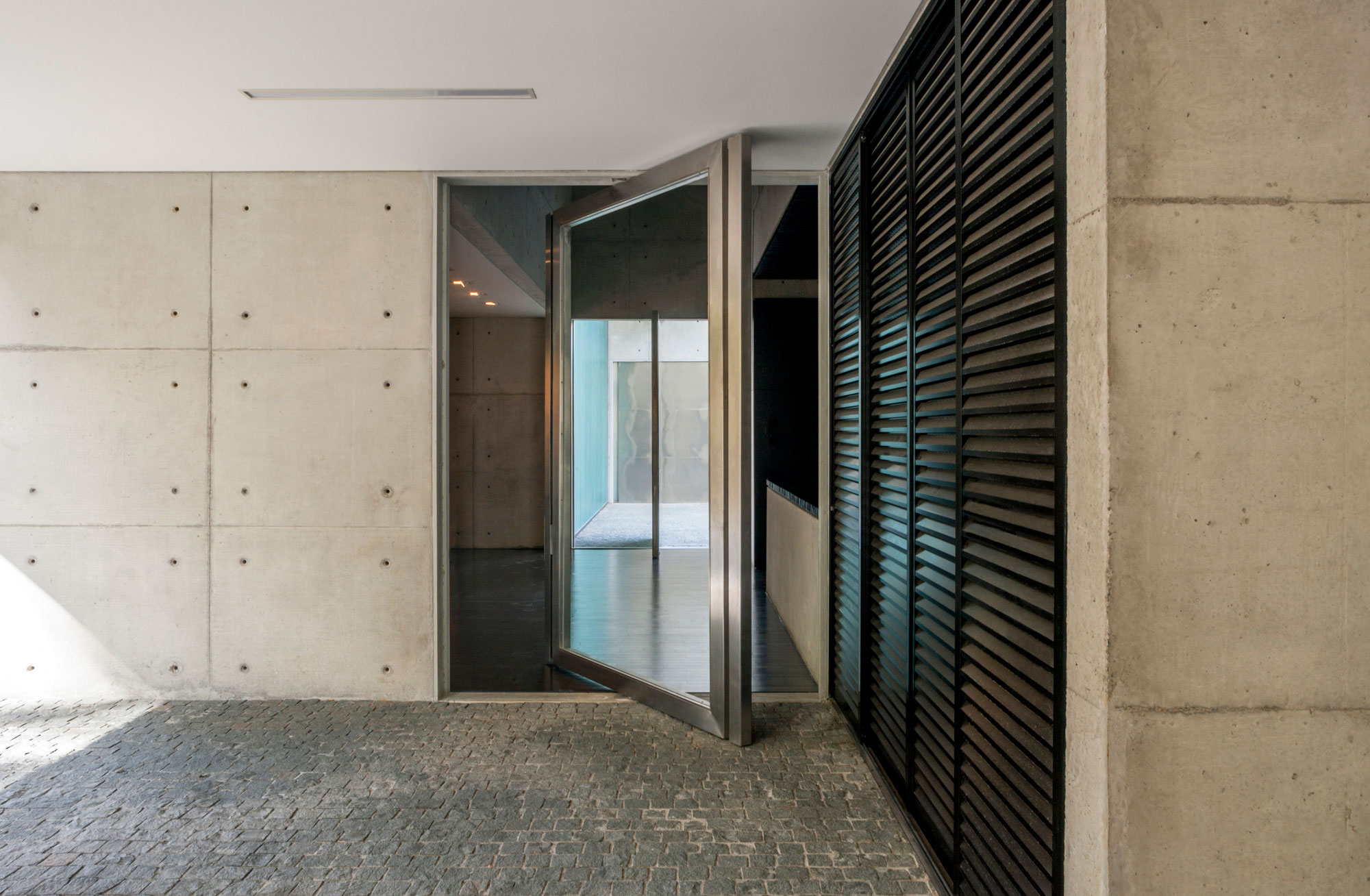 A Spacious and Stylish Contemporary Home for a Couple and Two Girls in Curitiba by Marcos Bertoldi Arquitetos (9)
