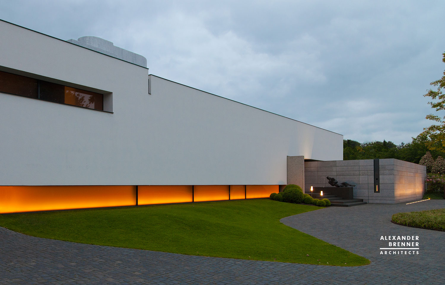 A Spacious and Timeless Home Full of Contemporary Elegance in Essen by Alexander Brenner Architects (13)