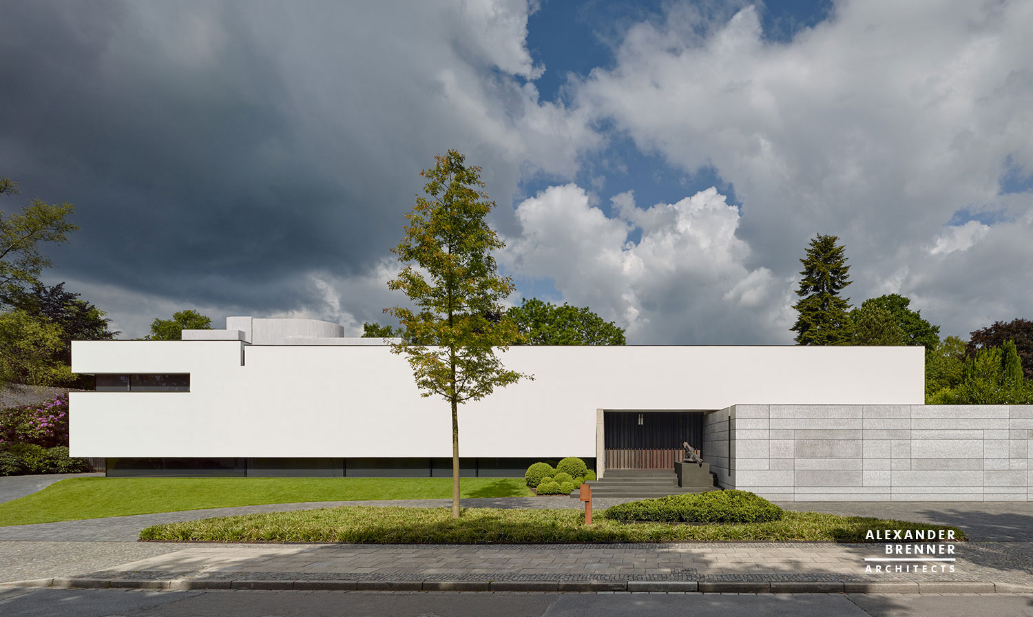 A Spacious and Timeless Home Full of Contemporary Elegance in Essen by Alexander Brenner Architects (2)