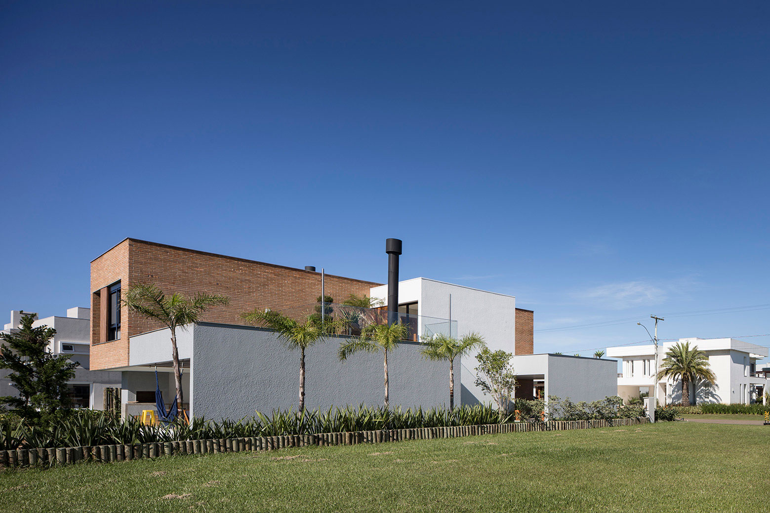 A Spacious and Warm Contemporary Home for a Young Family with Two Children in Xangri-lá, Brazil by Seferin Arquitetura (11)