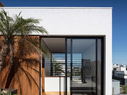 A Spacious and Warm Contemporary Home for a Young Family with Two Children in Xangri-lá, Brazil by Seferin Arquitetura (13)