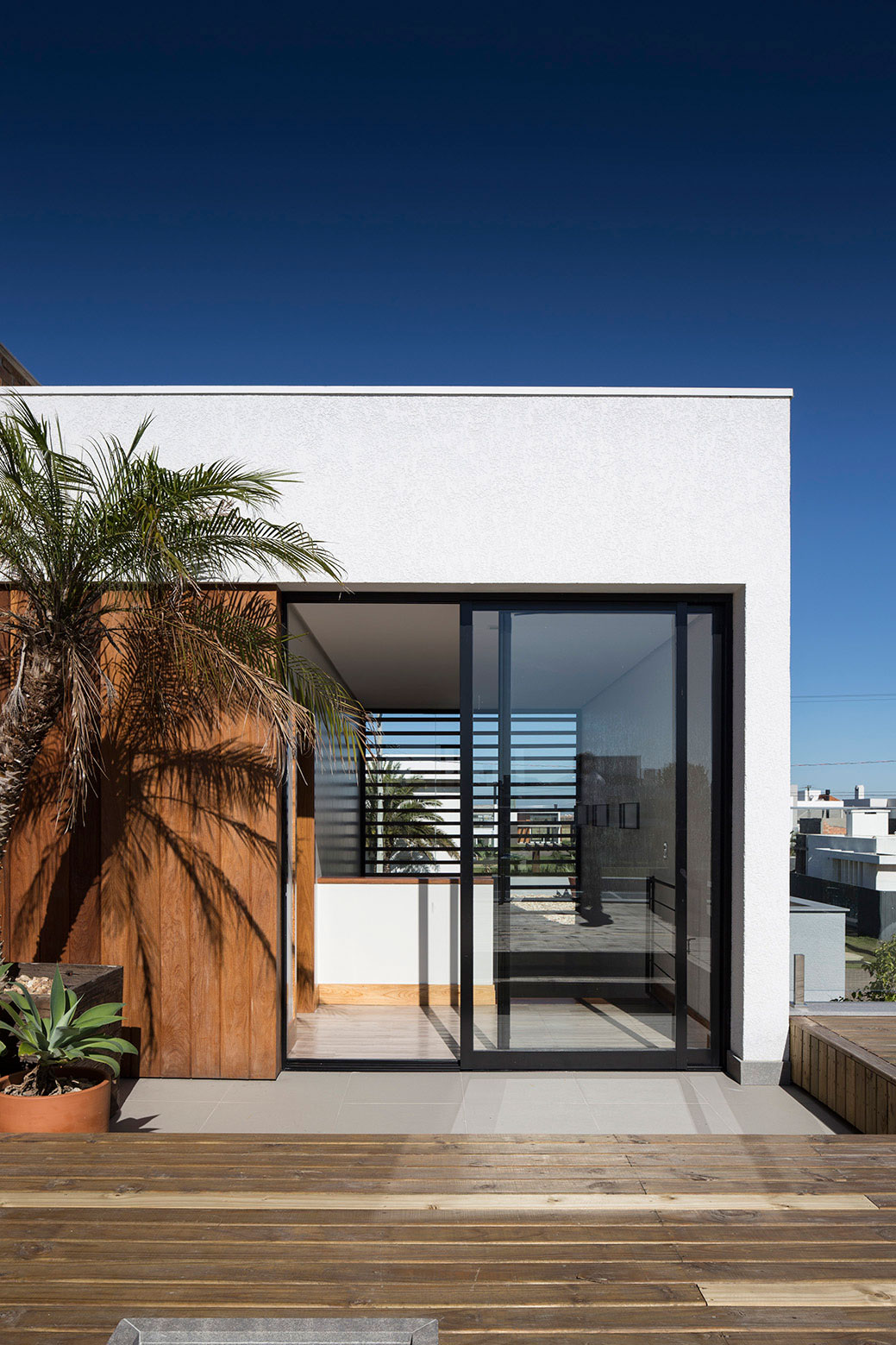 A Spacious and Warm Contemporary Home for a Young Family with Two Children in Xangri-lá, Brazil by Seferin Arquitetura (13)