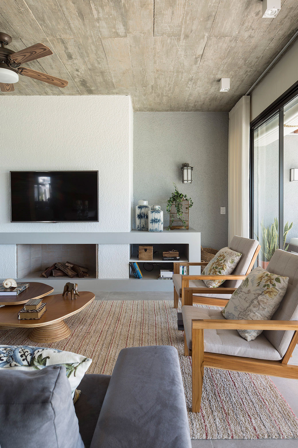 A Spacious and Warm Contemporary Home for a Young Family with Two Children in Xangri-lá, Brazil by Seferin Arquitetura (16)