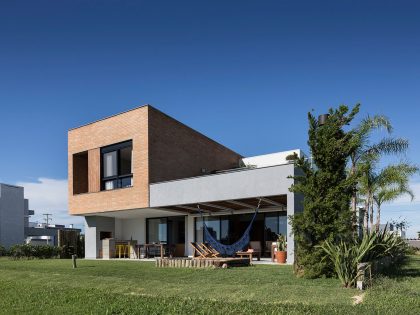 A Spacious and Warm Contemporary Home for a Young Family with Two Children in Xangri-lá, Brazil by Seferin Arquitetura (2)