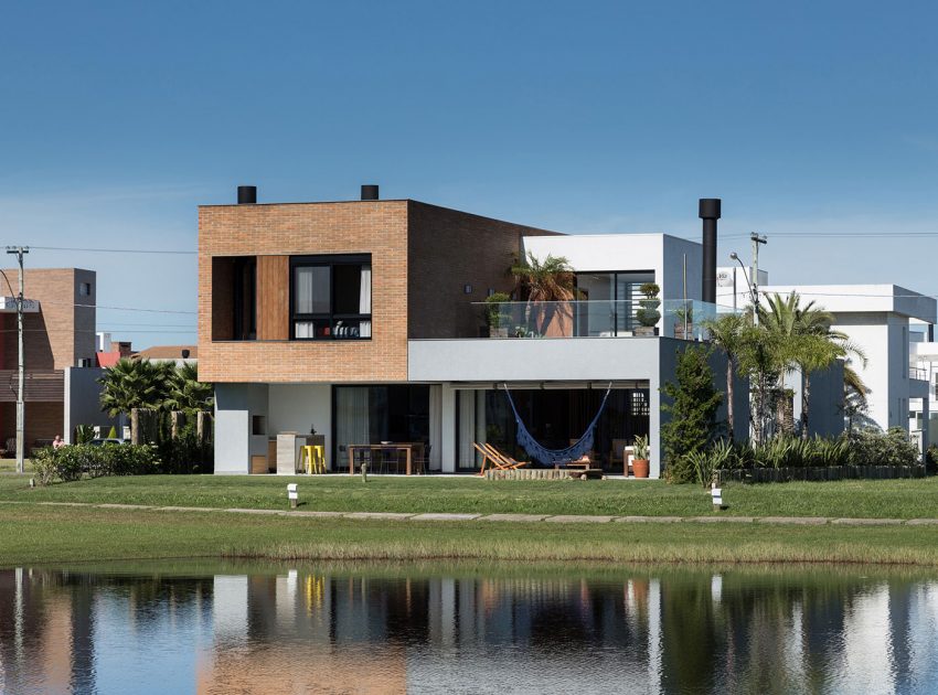 A Spacious and Warm Contemporary Home for a Young Family with Two Children in Xangri-lá, Brazil by Seferin Arquitetura (3)