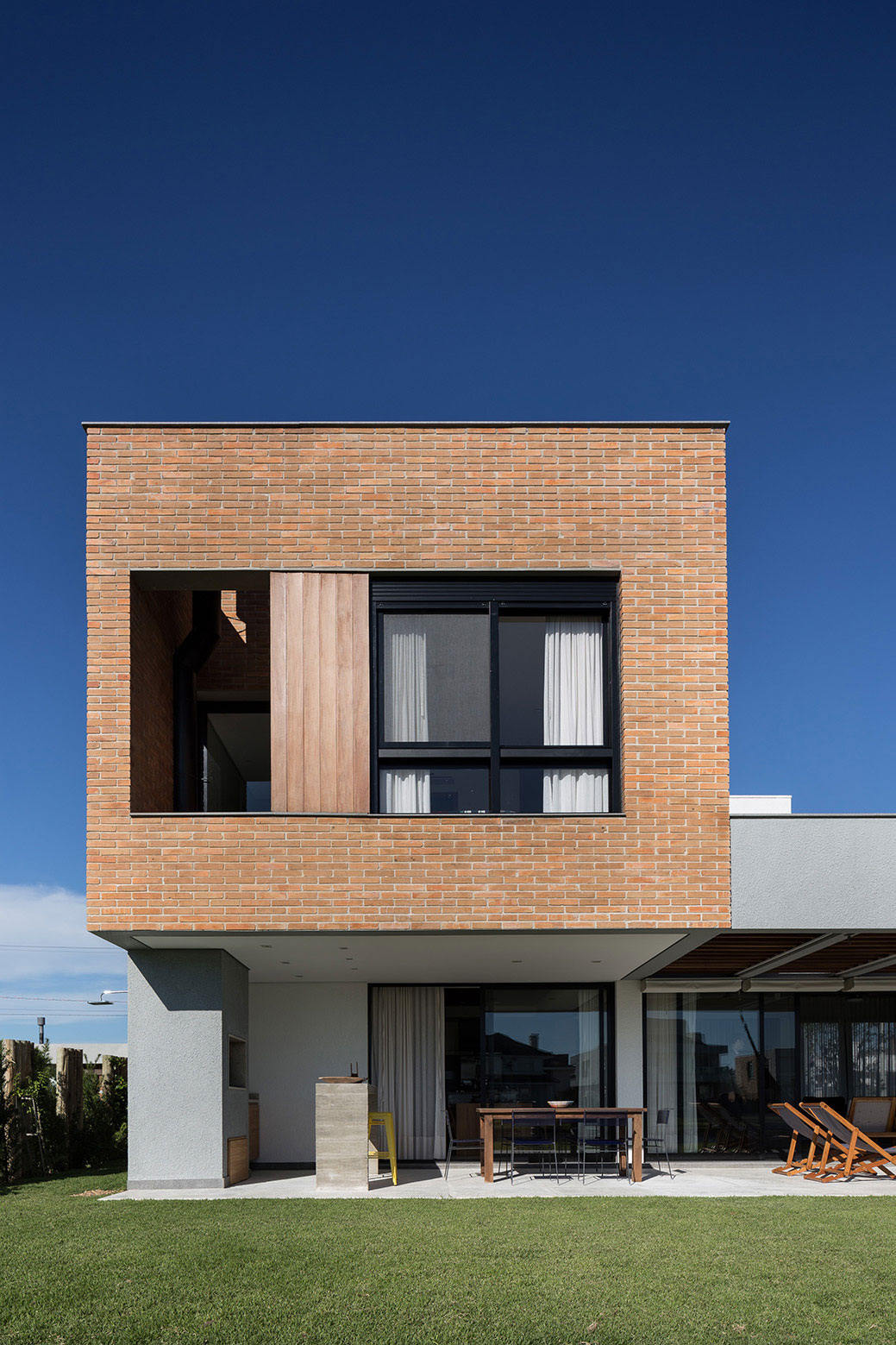 A Spacious and Warm Contemporary Home for a Young Family with Two Children in Xangri-lá, Brazil by Seferin Arquitetura (4)