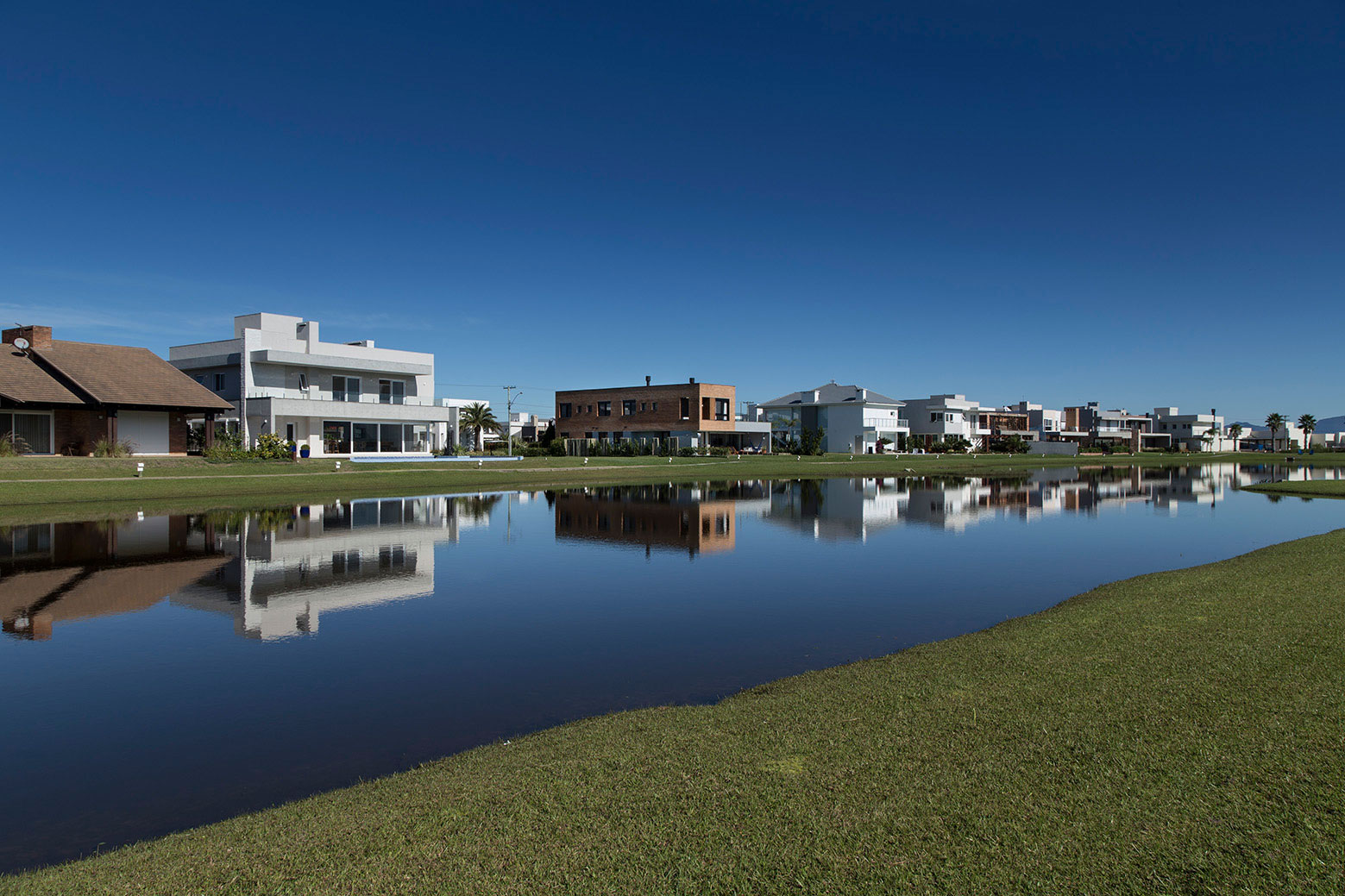A Spacious and Warm Contemporary Home for a Young Family with Two Children in Xangri-lá, Brazil by Seferin Arquitetura (6)