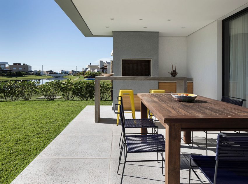 A Spacious and Warm Contemporary Home for a Young Family with Two Children in Xangri-lá, Brazil by Seferin Arquitetura (7)