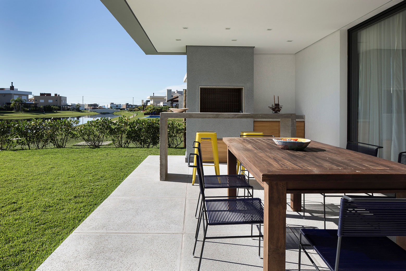 A Spacious and Warm Contemporary Home for a Young Family with Two Children in Xangri-lá, Brazil by Seferin Arquitetura (7)