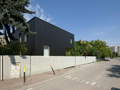 A Spacious and Warm House with High Ceilings and Plenty of Natural Light in Wroclaw, Poland by KameleonLab (4)