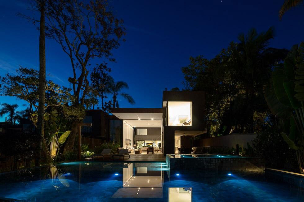 A Spectacular Beachfront Home with Beautiful Ocean Views in São Sebastião by Studio Arthur Casas (14)