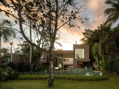 A Spectacular Beachfront Home with Beautiful Ocean Views in São Sebastião by Studio Arthur Casas (2)