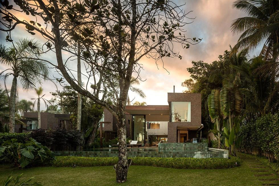 A Spectacular Beachfront Home with Beautiful Ocean Views in São Sebastião by Studio Arthur Casas (2)