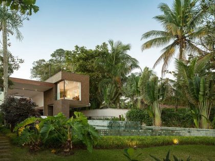 A Spectacular Beachfront Home with Beautiful Ocean Views in São Sebastião by Studio Arthur Casas (3)