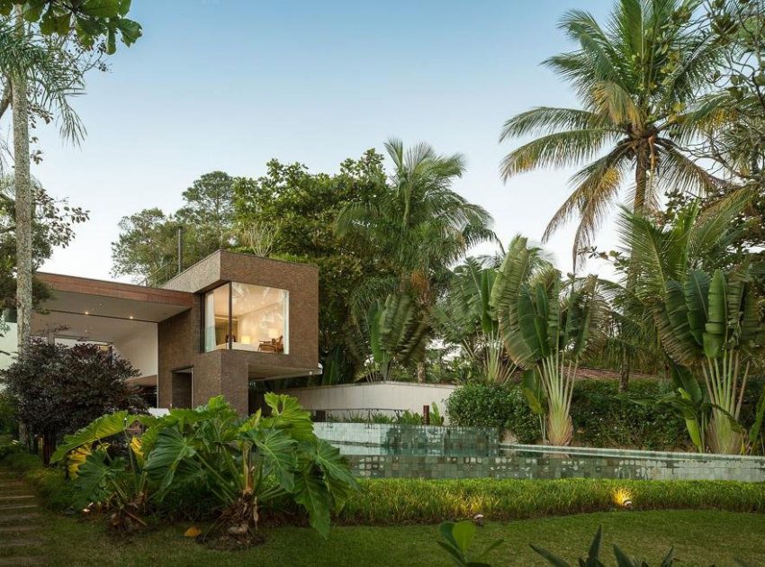 A Spectacular Beachfront Home with Beautiful Ocean Views in São Sebastião by Studio Arthur Casas (3)