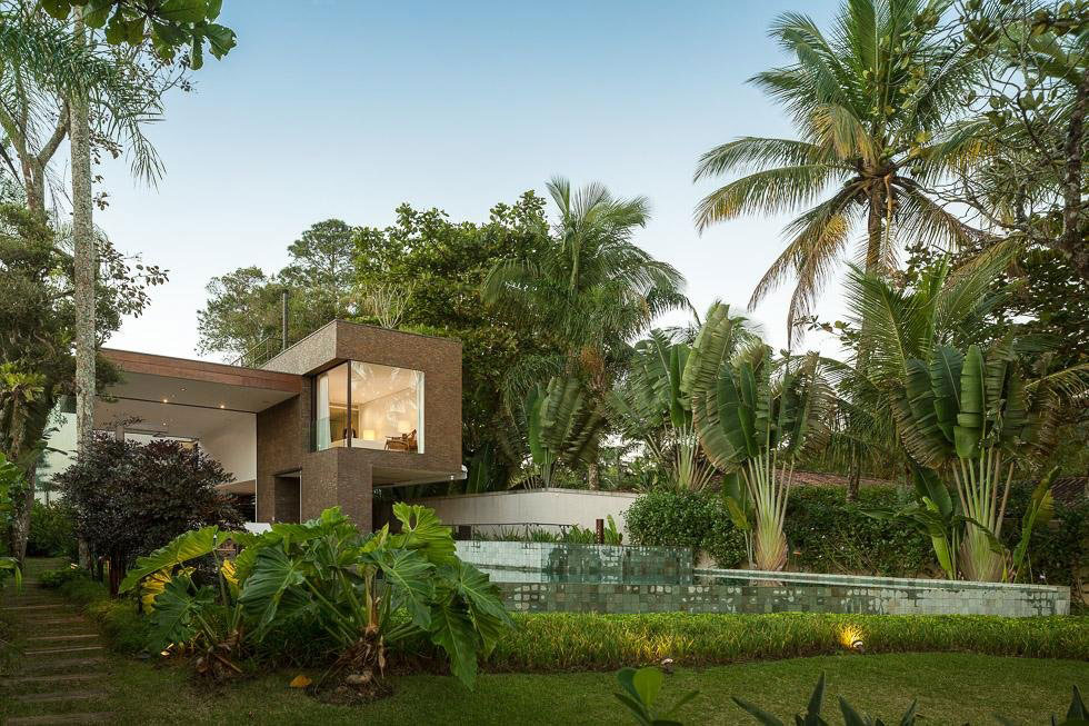 A Spectacular Beachfront Home with Beautiful Ocean Views in São Sebastião by Studio Arthur Casas (3)