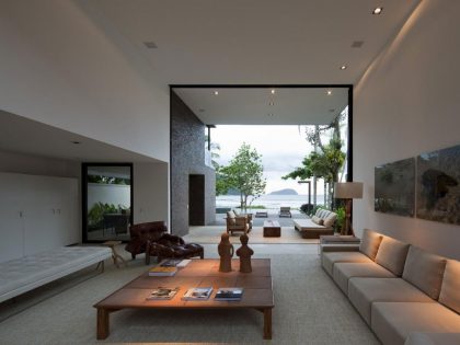 A Spectacular Beachfront Home with Beautiful Ocean Views in São Sebastião by Studio Arthur Casas (7)