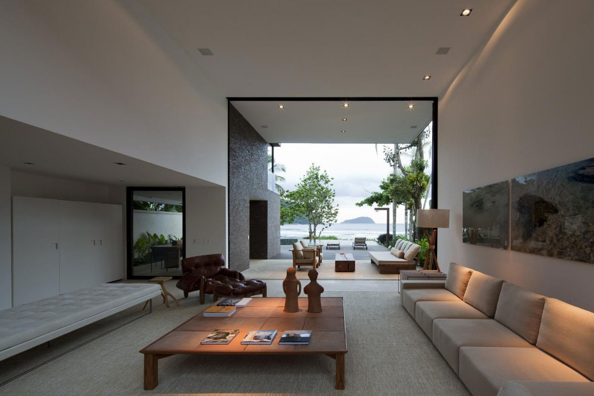 A Spectacular Beachfront Home with Beautiful Ocean Views in São Sebastião by Studio Arthur Casas (7)