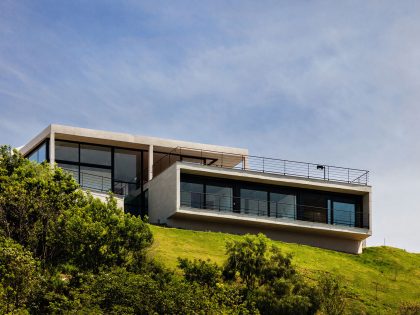 A Spectacular Contemporary Home with Spacious Indoor and Outdoor in Amparo, Brazil by Obra Arquitetos (1)